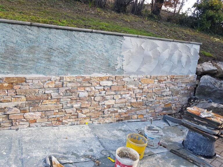 Pose de pierre décorative sur mur​
